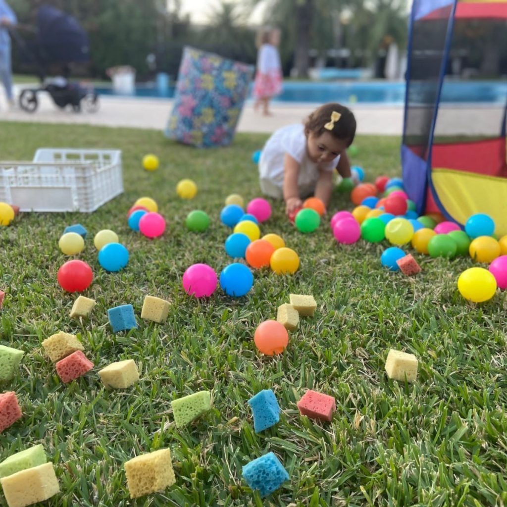 Prato allestito con palline colorate e mattoncini morbidi per un baby party