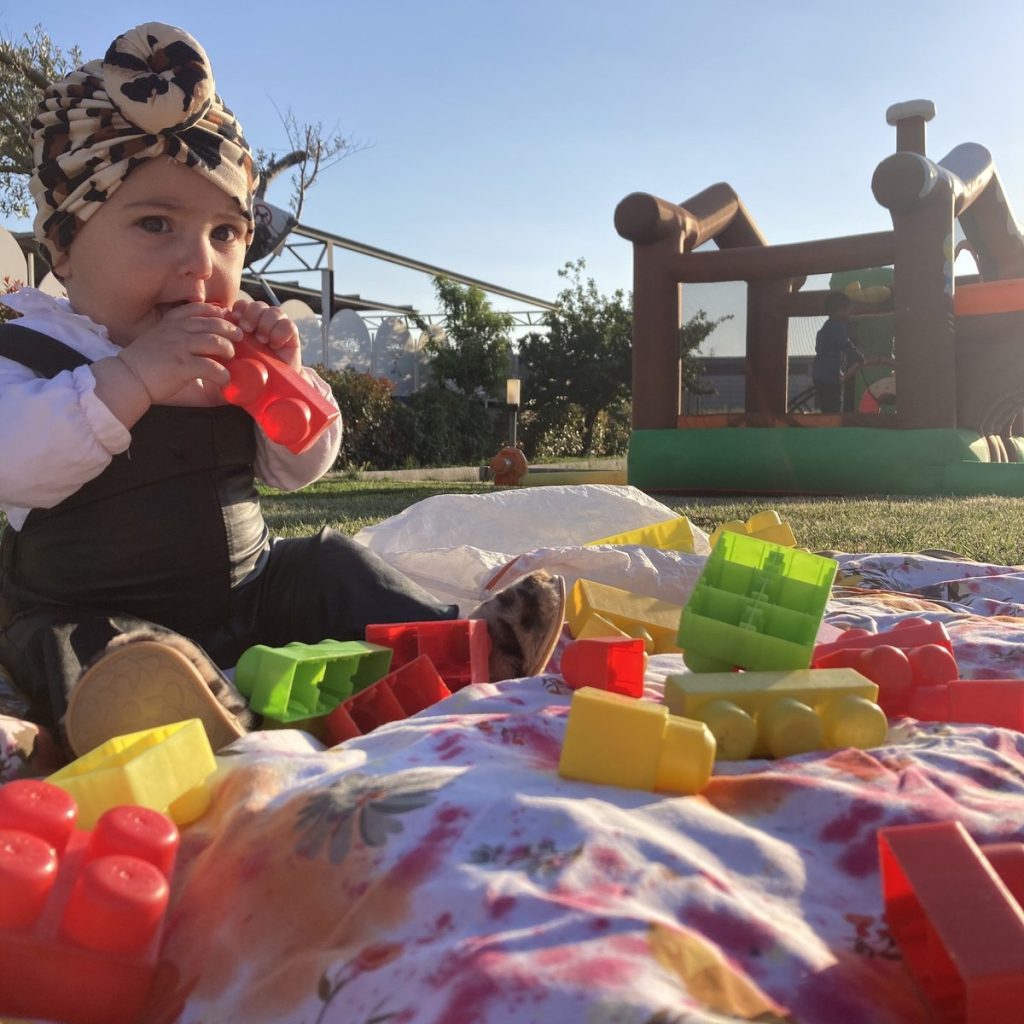 Bimbo piccolo gioca con palloncini e mattoncini morbidi a un baby party