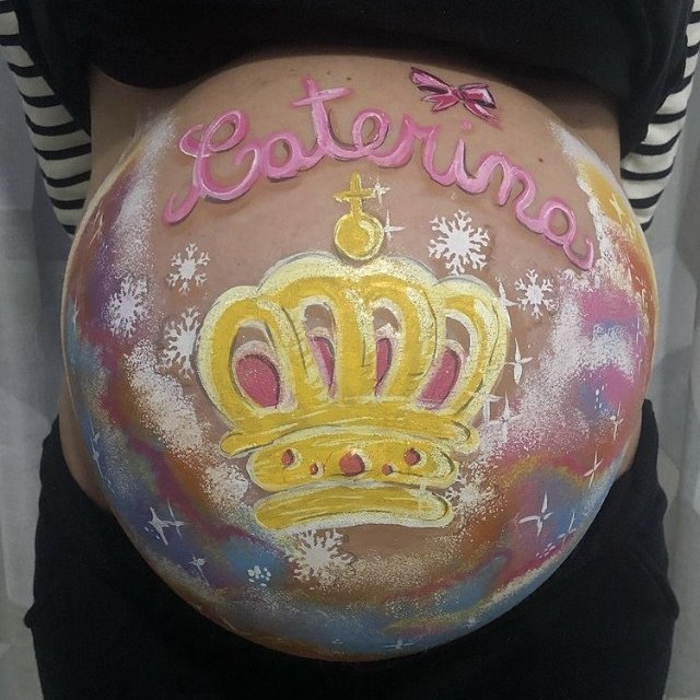 Pancione dipinto con una corona dorata e il nome della bimba