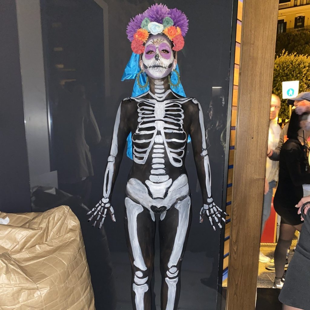 Body painting da scheletro messicano a figura intera