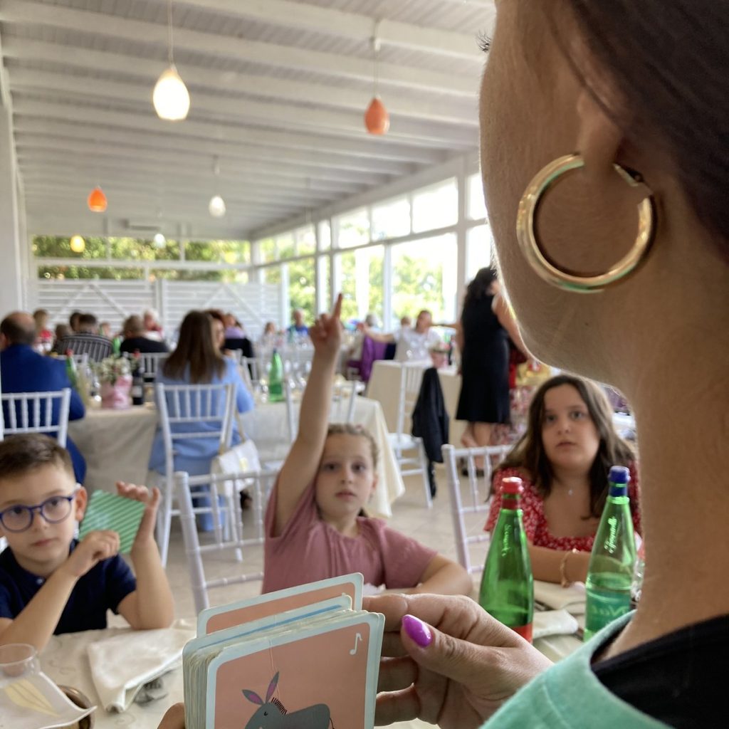 Bambini che giocano al tavolo dell'animazione durante un ricevimento