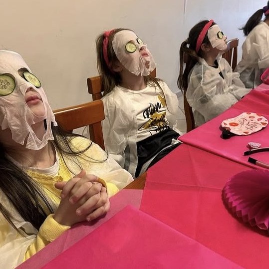 Bambine con la maschera di bellezza durante una festa a tema beauty
