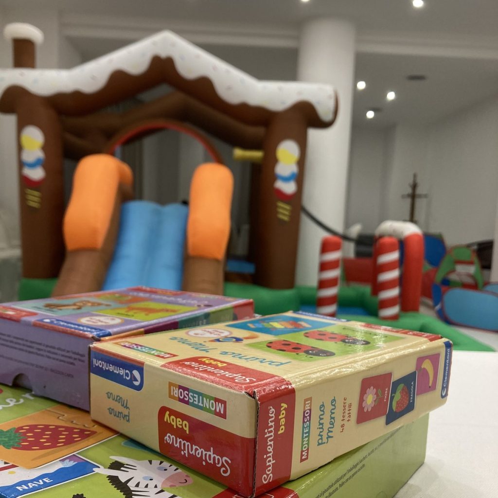Gonfiabile a forma di casetta allestito in sala per un compleanno