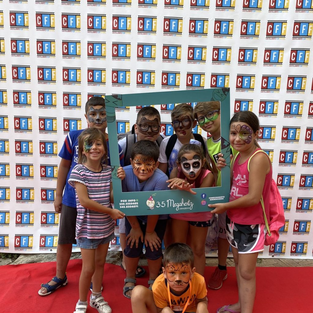 Gruppo di bambini truccati in posa con la cornice di 35 Megahertz