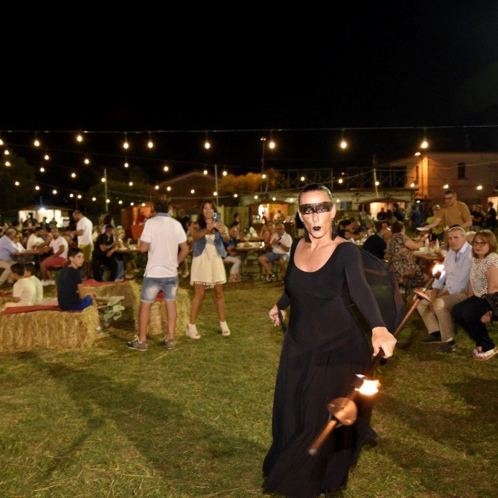 Spettacolo serale in piazza con il pubblico tutto intorno
