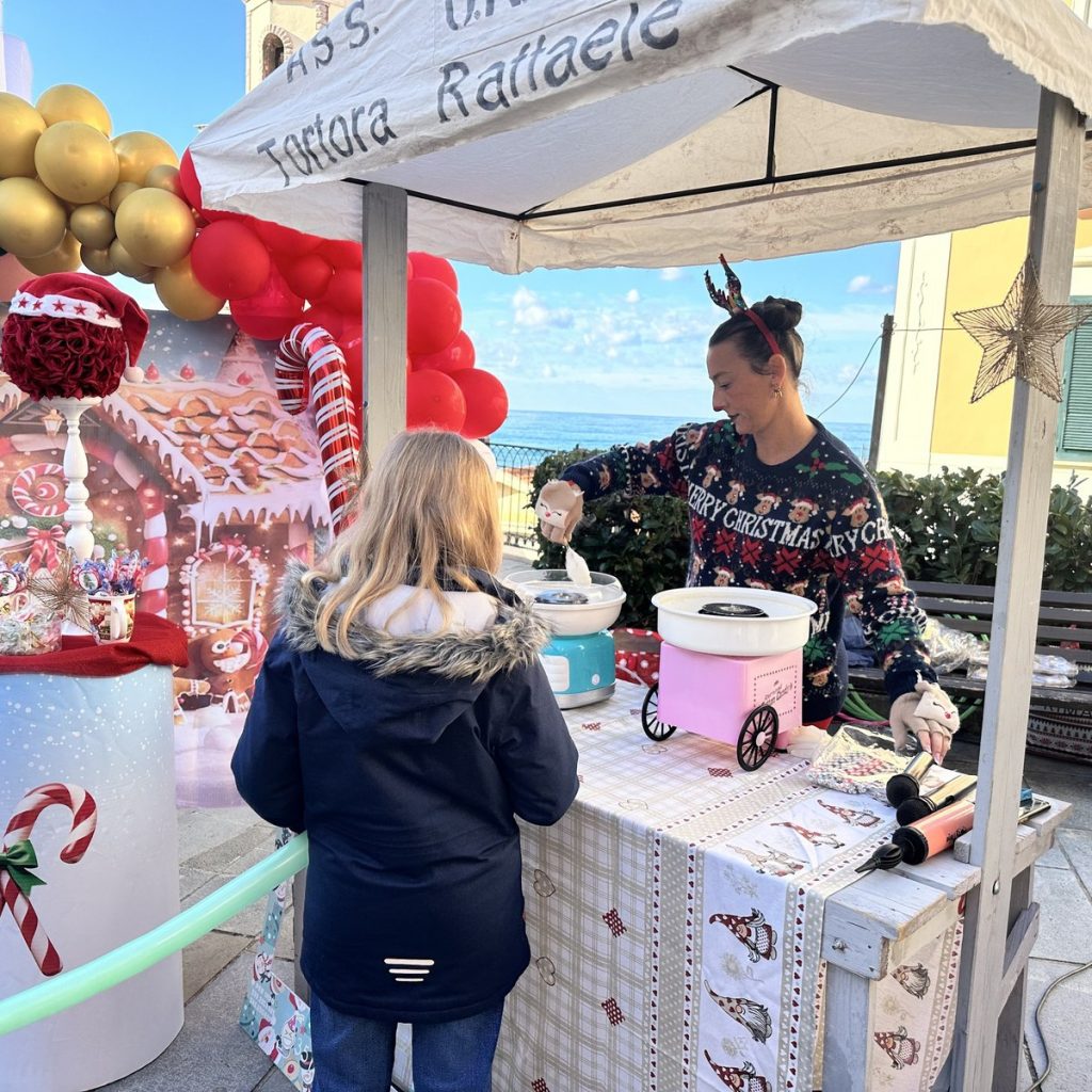 Banchetto di zucchero filato e dolci a una festa di piazza