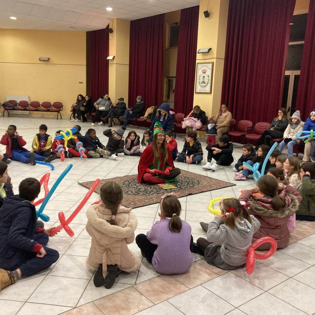 Bambini seduti a terra in sala con i palloncini modellati