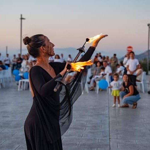 Spettacolo di fuoco al tramonto davanti al pubblico seduto