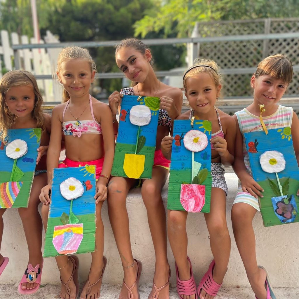 Bambine mostrano i lavoretti con i fiori fatti al laboratorio
