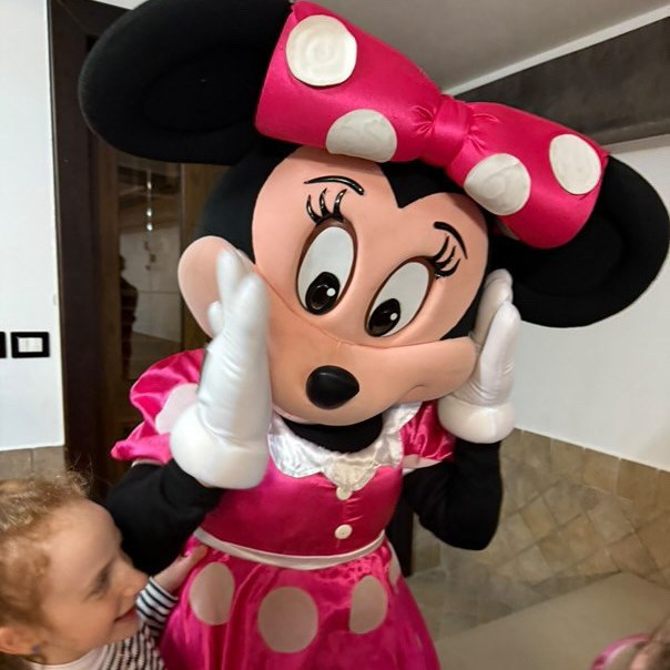 Mascotte di un personaggio dei cartoni animati a una festa
