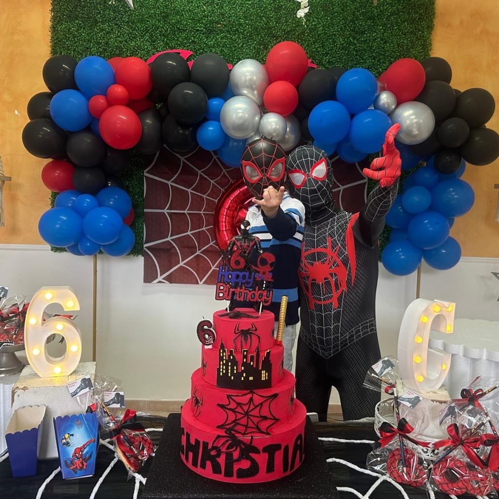 Torta e allestimento a tema supereroe per un compleanno